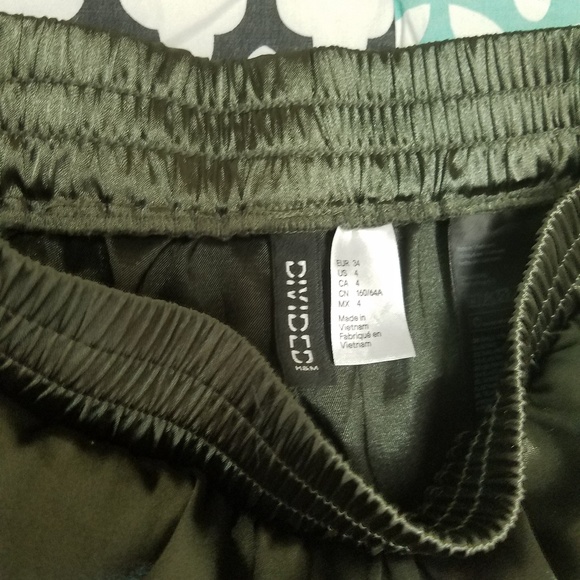 NWOT H&M Satin Shorts - Picture 4 of 4